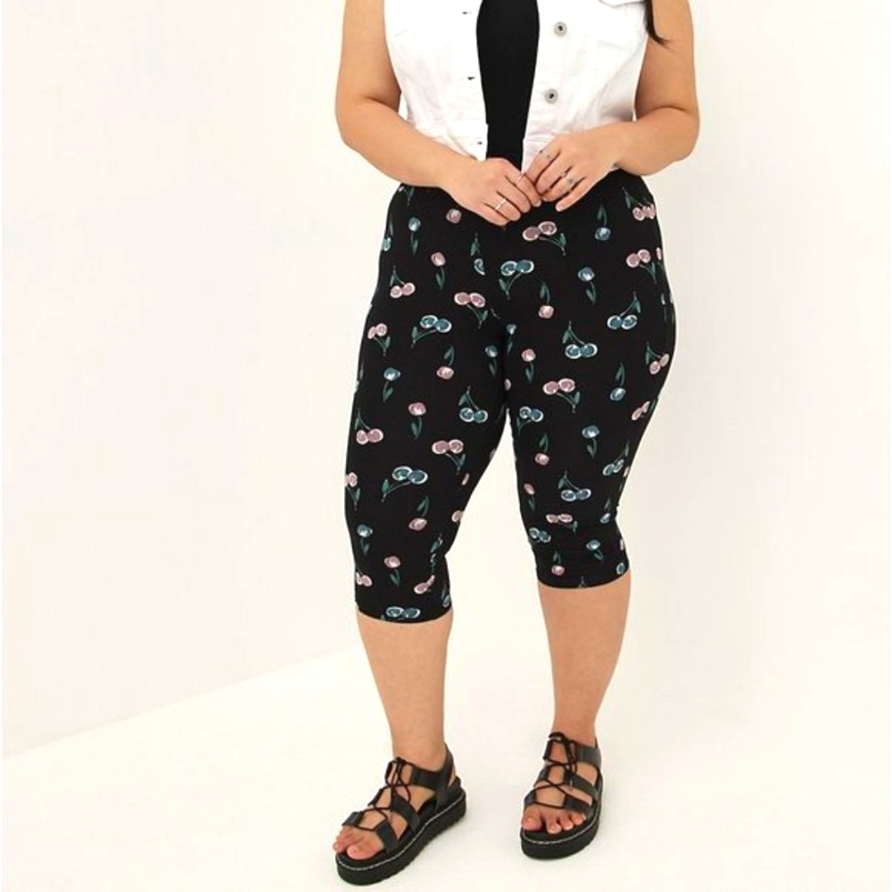 ❤️NWT TORRID VALENTINES DAY LEGGING - CHERRY PRINT - PEDAL PUSHER CROP